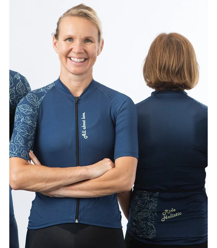A cycle jersey with a navy body and a subtle leaf motive on the sleeve | Cycling Jersey